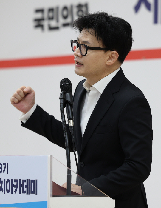 한동훈 국민의힘 대표가 25일 국민의힘 대구시당을 찾아 대구여성정치아카데미 회원들에게 인사말하고 있다. <연합뉴스>